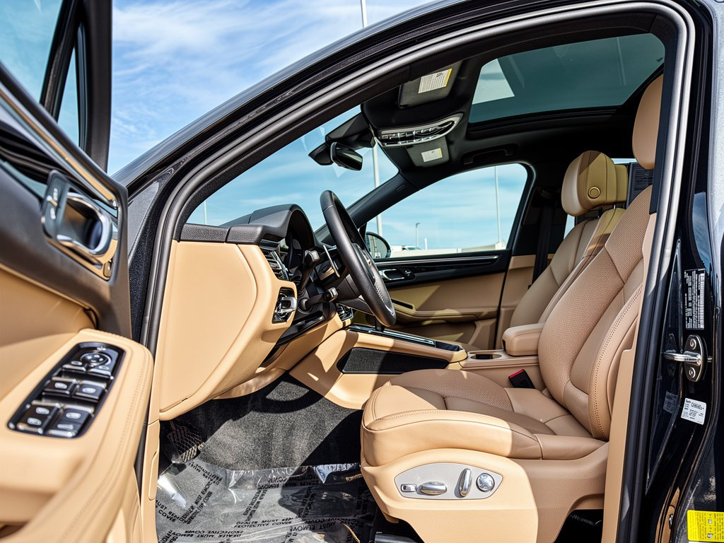 Certified 2024 Porsche Macan AWD/4WD image 5