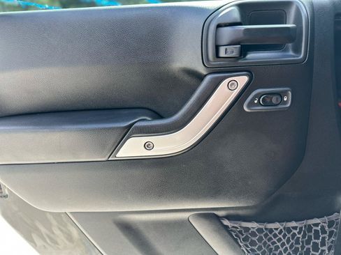 Used 2017 Jeep Wrangler Unlimited Rubicon w/ Connectivity Group AWD/4WD image 13