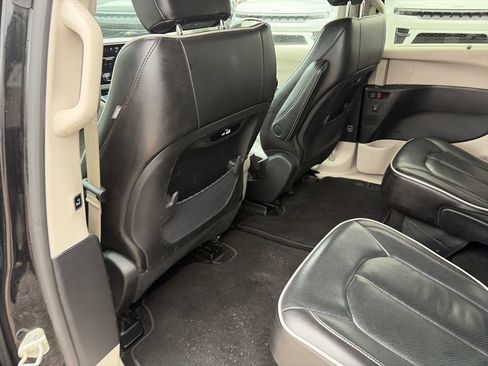 Used 2023 Chrysler Pacifica Limited FWD image 28