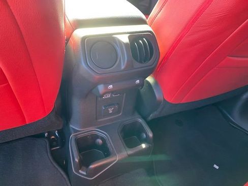 Used 2023 Jeep Wrangler Unlimited Rubicon image 12