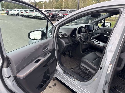 Used 2024 Toyota Sienna XSE image 18