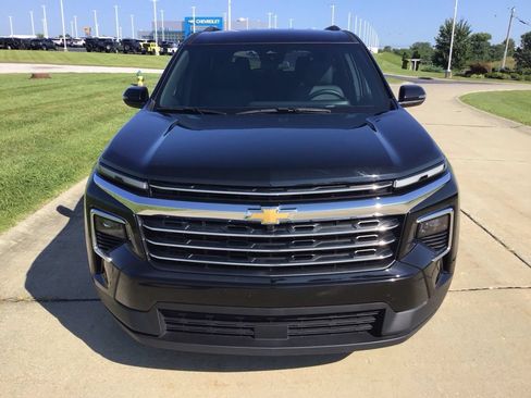Used 2026 Chevrolet Traverse LT AWD/4WD image 2