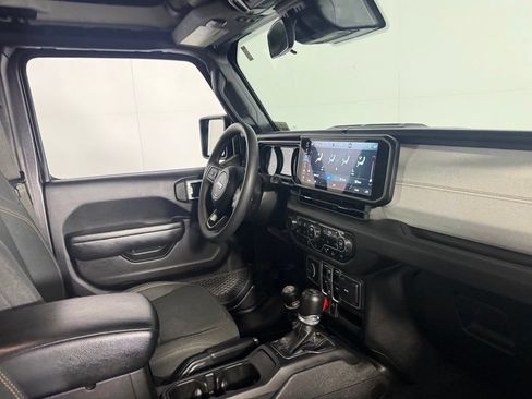 Used 2024 Jeep Wrangler Unlimited AWD/4WD image 31