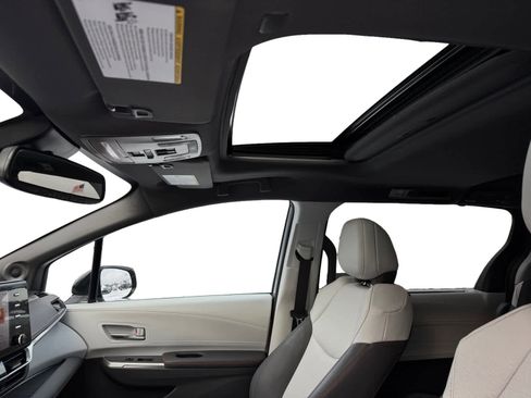 Certified 2024 Toyota Sienna XSE image 3