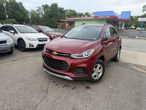 Used 2018 Chevrolet Trax LT w/ Sun & Sound Package AWD/4WD image 3