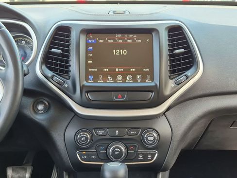 Used 2018 Jeep Cherokee Latitude Plus AWD/4WD image 26