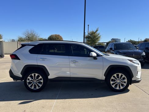 Used 2022 Toyota RAV4 Limited image 10