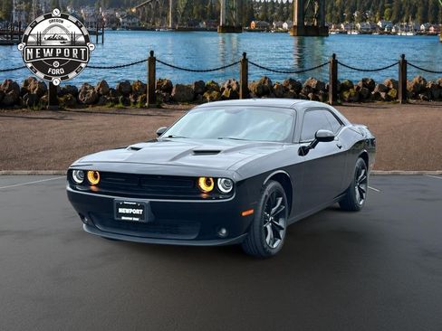 Used 2018 Dodge Challenger SXT w/ Blacktop Package RWD image 4