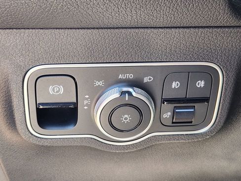 Used 2025 Mercedes-Benz GLB 250 4MATIC image 19