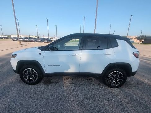 Used 2025 Jeep Compass Trailhawk AWD/4WD image 11