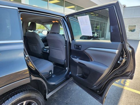 Used 2019 Toyota Highlander LE FWD image 40