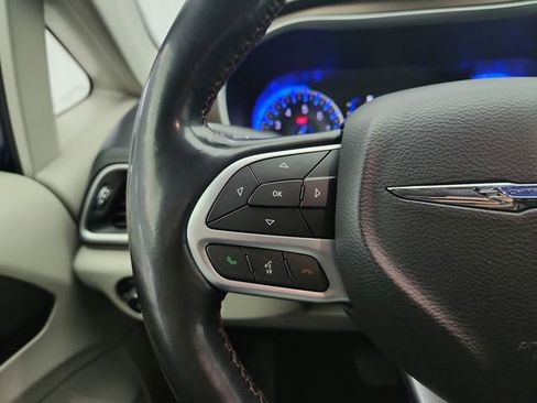 Used 2019 Chrysler Pacifica Touring-L FWD image 17