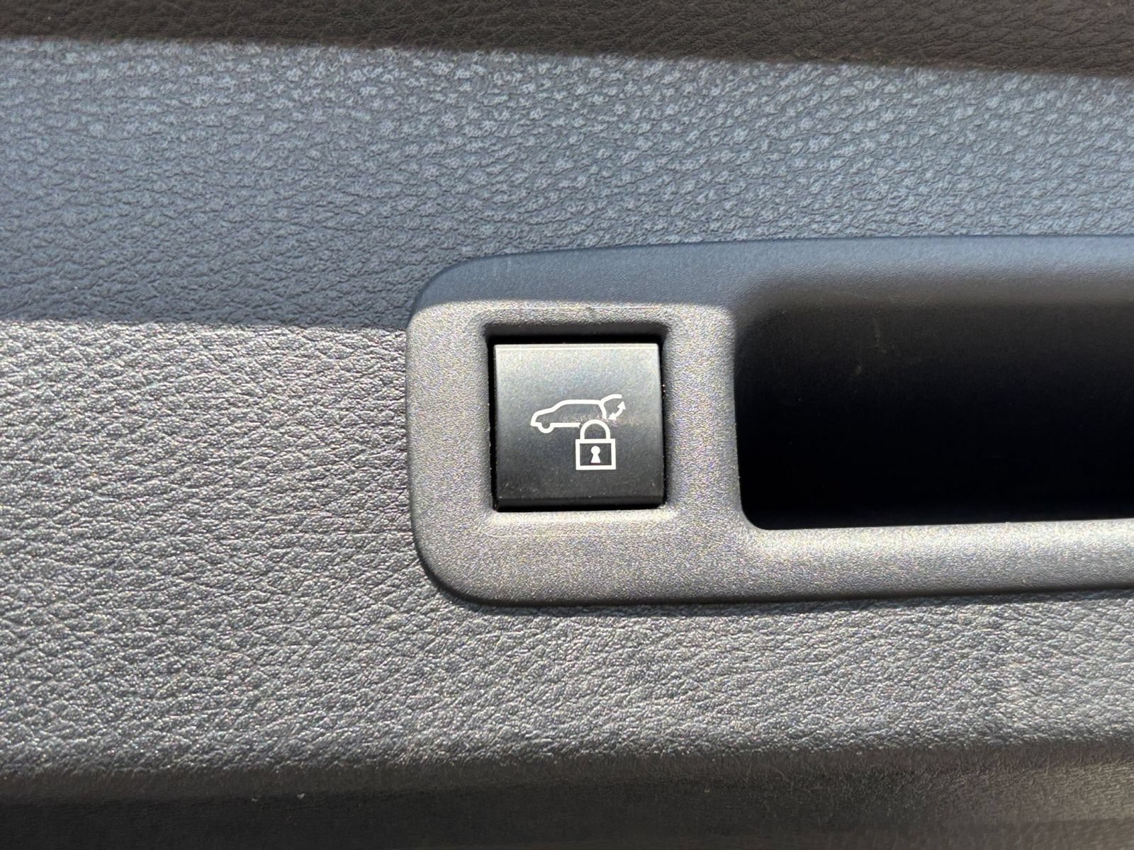 Used 2025 Toyota Sienna XLE FWD image 22