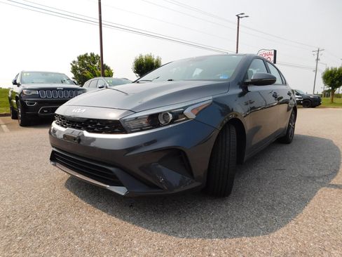 Used 2023 Kia Forte LXS w/ LXS Technology Package FWD image 4