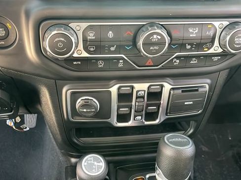 Used 2021 Jeep Gladiator Overland w/ Uconnect 4C Nav & Sound Group AWD/4WD image 13