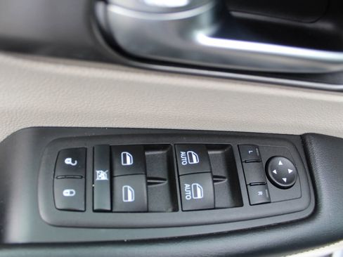 Used 2023 Chrysler Pacifica Touring-L image 21