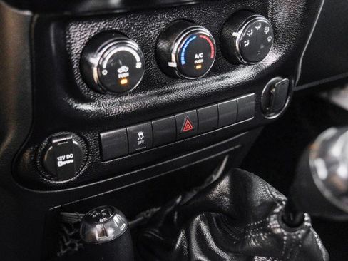 Used 2013 Jeep Wrangler Sport AWD/4WD image 21