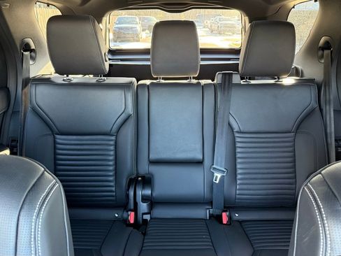 Certified 2025 Land Rover Discovery Dynamic SE image 34