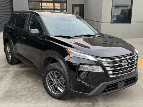 Used 2024 Nissan Rogue S image 6