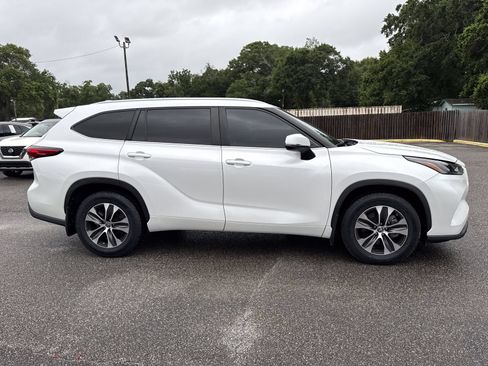 Used 2023 Toyota Highlander XLE FWD image 6