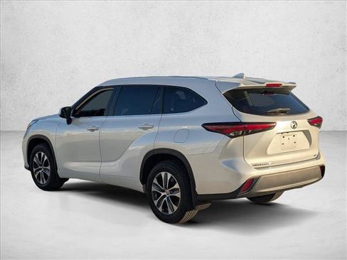 Certified 2024 Toyota Highlander XLE FWD image 7