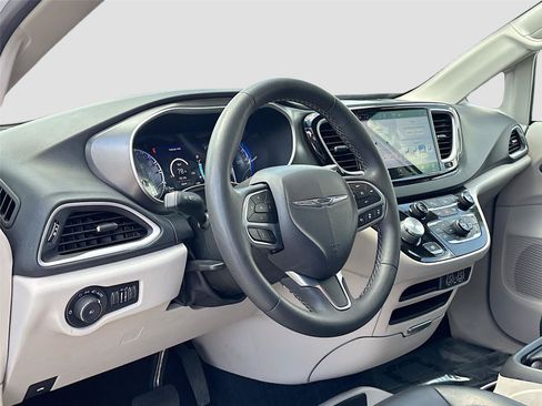 Used 2023 Chrysler Pacifica Touring-L FWD image 9