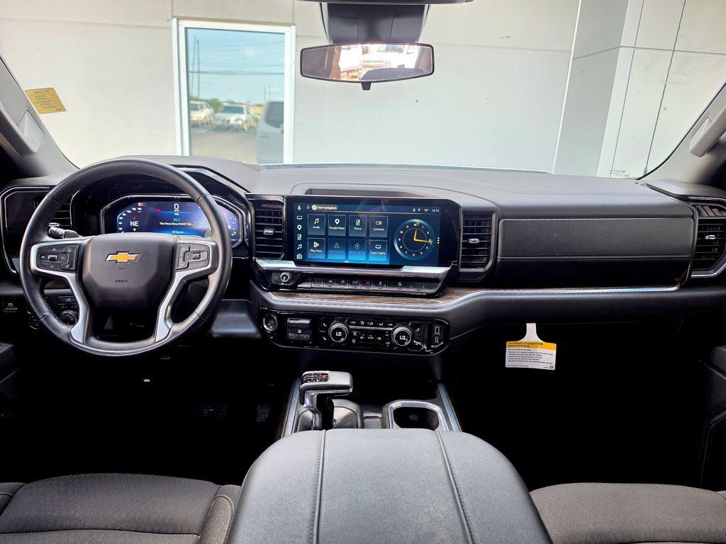 Used 2025 Chevrolet Silverado 1500 LT AWD/4WD image 18