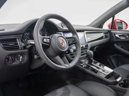 Certified 2025 Porsche Macan S AWD/4WD image 4