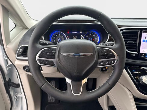 Used 2022 Chrysler Pacifica Limited image 29
