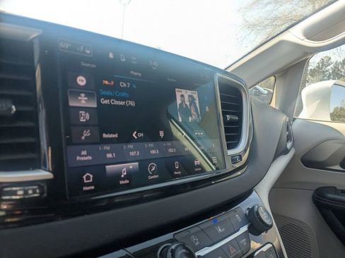 Used 2022 Chrysler Pacifica Touring-L image 23