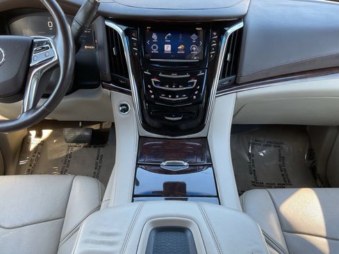 Used 2015 Cadillac Escalade Luxury image 11