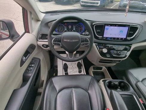 Certified 2023 Chrysler Pacifica Touring-L FWD image 8