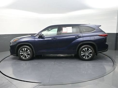 Used 2022 Toyota Highlander XLE w/ Protection Package #3 (TMS) AWD/4WD image 4