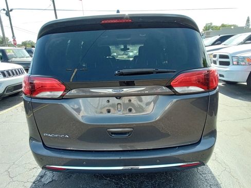 Used 2018 Chrysler Pacifica Touring-L FWD image 6