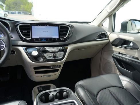 Used 2023 Chrysler Pacifica Touring-L FWD image 20