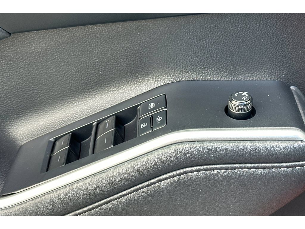 Used 2022 Toyota Highlander XLE FWD image 12