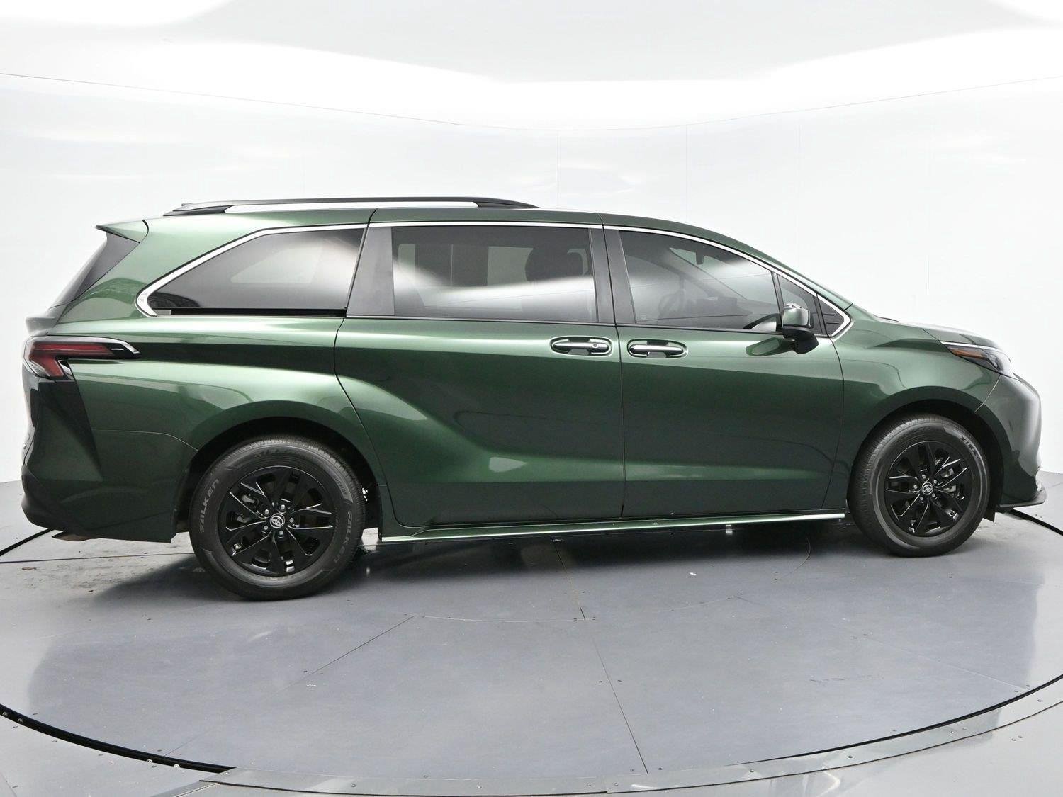 Used 2025 Toyota Sienna XLE FWD image 7