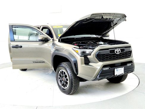 Used 2025 Toyota Tacoma TRD Off-Road image 9