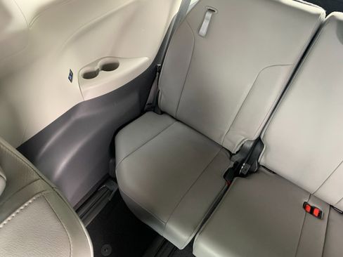 Used 2022 Toyota Sienna XLE AWD/4WD image 35