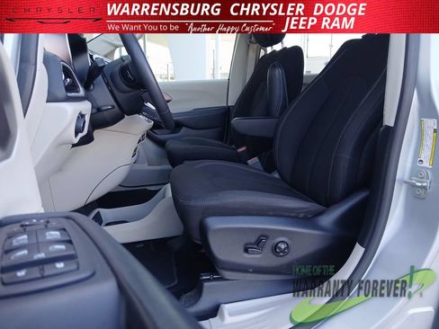 Used 2023 Chrysler Voyager LX FWD image 12