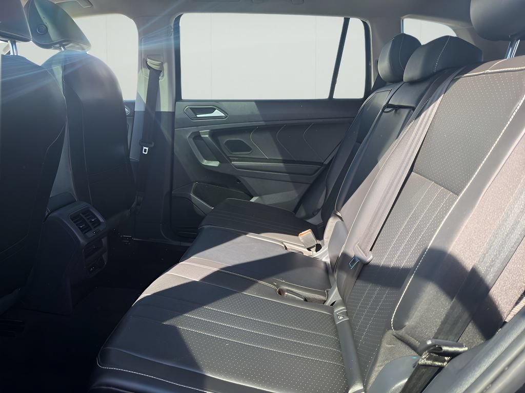 Used 2022 Volkswagen Tiguan SE w/ Panoramic Sunroof Package AWD/4WD image 18