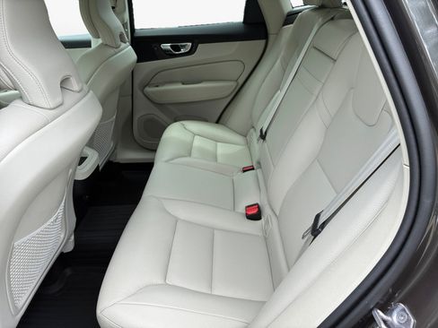 Used 2022 Volvo XC60 B5 Momentum w/ Protection Package Premier FWD image 13