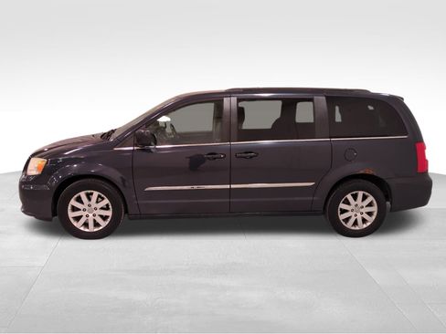 Used 2014 Chrysler Town & Country Touring image 6