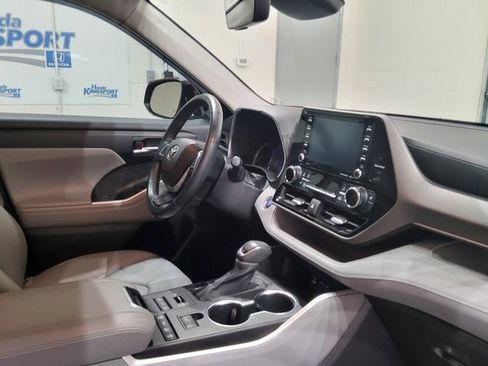 Used 2022 Toyota Highlander XLE image 23