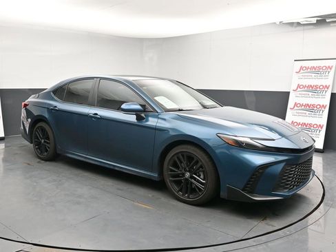 Used 2025 Toyota Camry SE w/ Convenience Package image 2