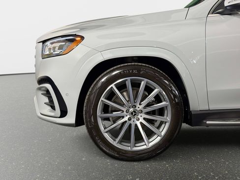 Used 2025 Mercedes-Benz GLS 580 4MATIC image 17