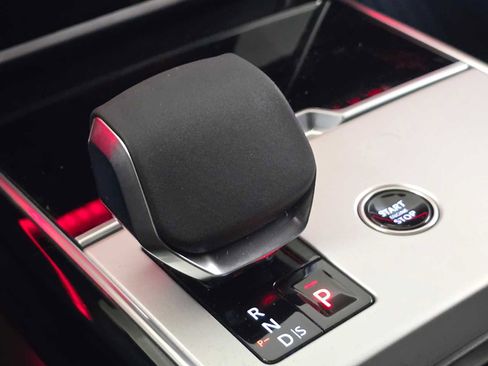 New 2025 Land Rover Range Rover SE image 32