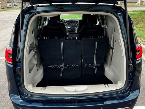 Used 2023 Chrysler Pacifica Touring-L FWD image 7