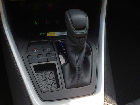 Used 2025 Toyota RAV4 XLE FWD image 28