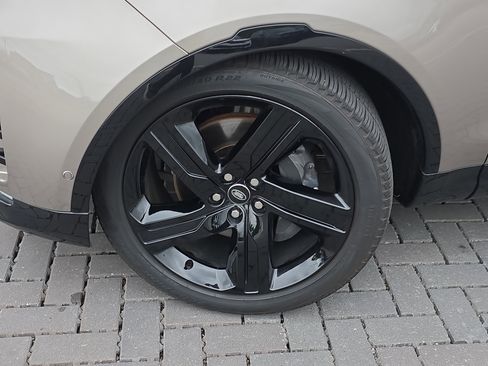 Certified 2025 Land Rover Discovery Dynamic SE image 12